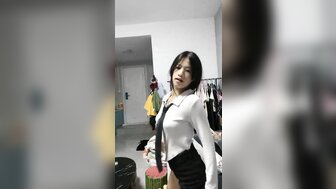 女優系列白晢妹妹婀娜多姿舞藝挑逗只顧玩手游男友 使出渾身解數騎在男友身上